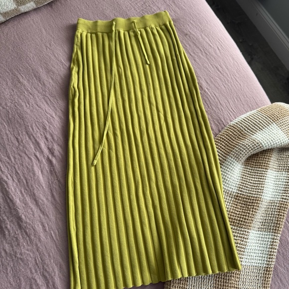 V-Neck Ribbed Knit Matching Set - Picture 4 of 6